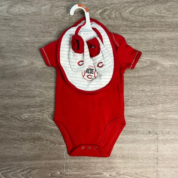 NWT Cincinnati Reds Infant Layette Set Bodysuit Bib Booties Unisex Red 6-9 Month - Picture 1 of 4